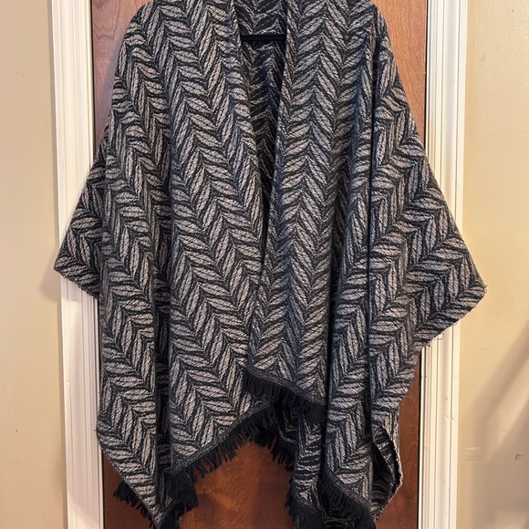 Chevron Patterned Ruana - Picture 3 of 4